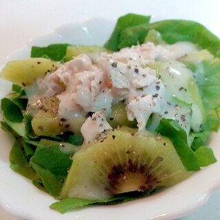 サラダ菜とキウイと鶏肉のシーザーサラダ